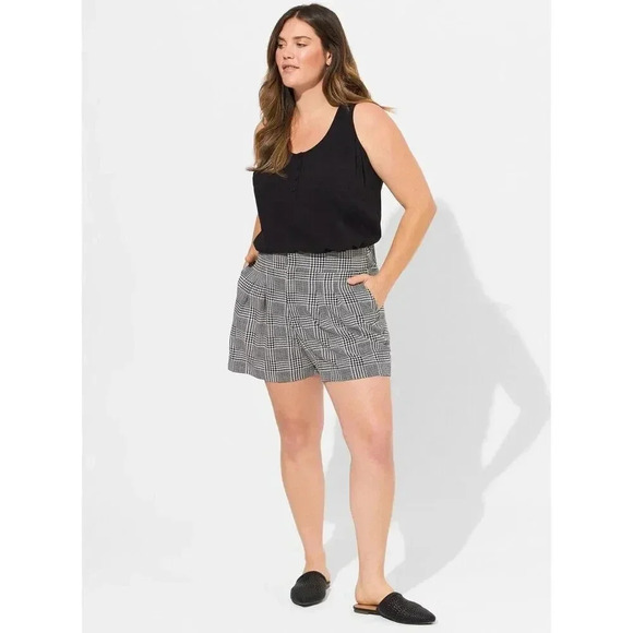 Torrid Wide Leg Studio Crepe Pleated Houndstooth Short - Picture 1 of 11